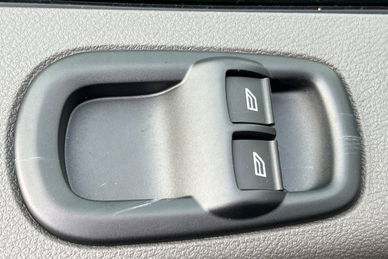 Ford Transit-250 Vehicle Full-screen Gallery Image 11