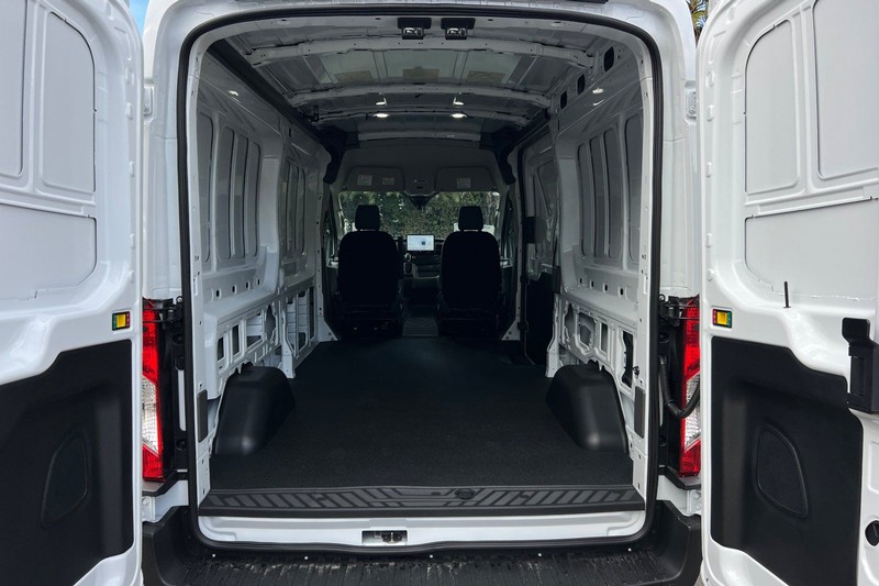 Ford Transit-250 Vehicle Full-screen Gallery Image 14