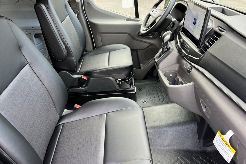 Ford Transit-250 Vehicle Full-screen Gallery Image 15