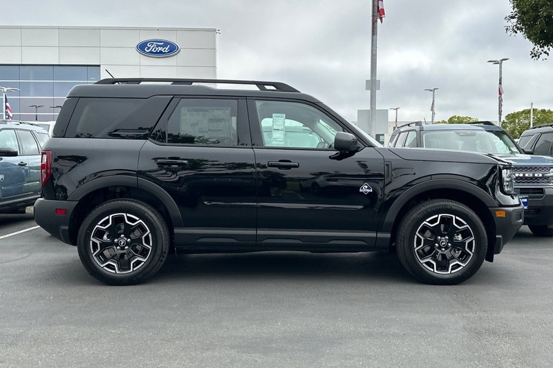 Ford Bronco Sport Vehicle Full-screen Gallery Image 02