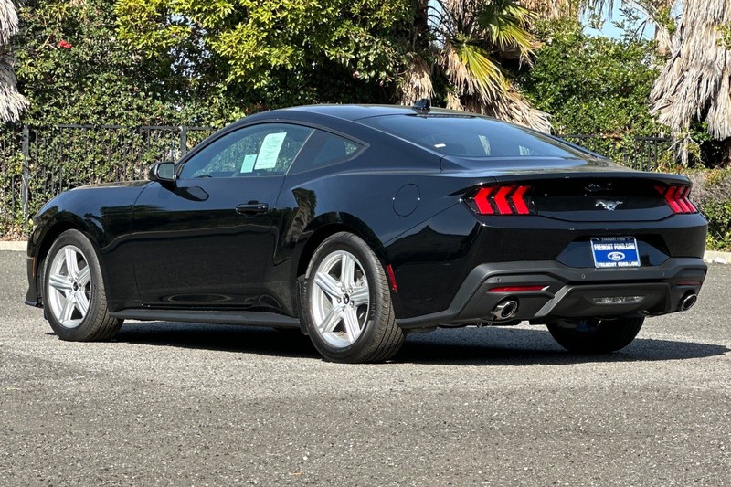 Ford Mustang Vehicle Full-screen Gallery Image 05