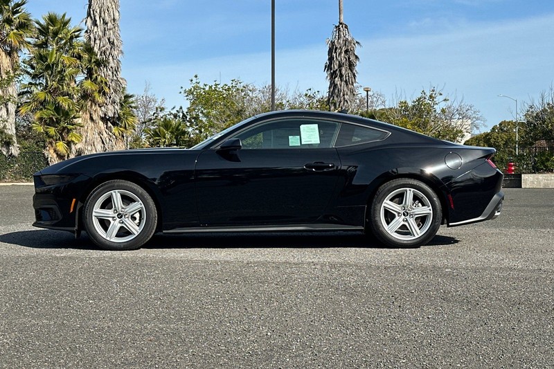 Ford Mustang Vehicle Full-screen Gallery Image 06