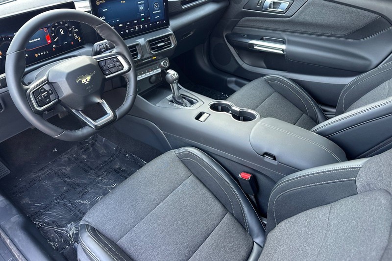 Ford Mustang Vehicle Full-screen Gallery Image 09