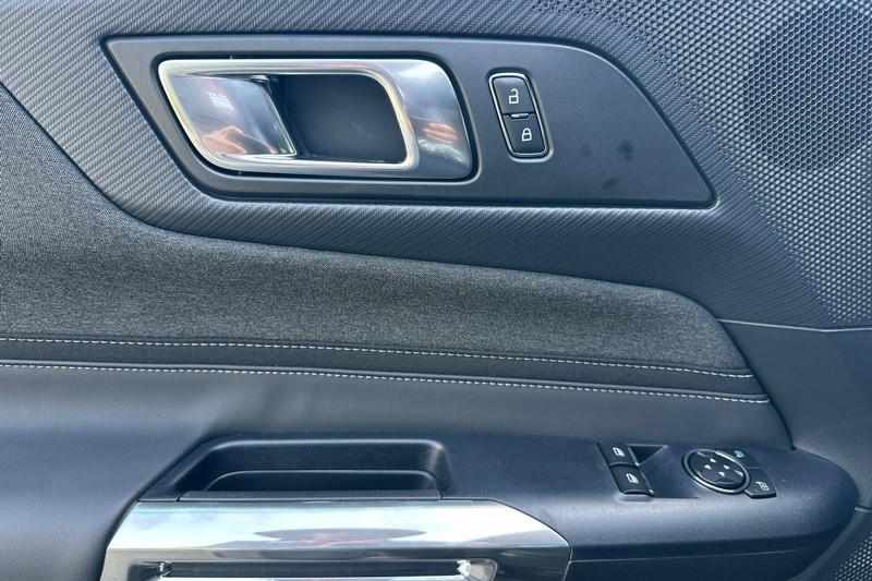 Ford Mustang Vehicle Full-screen Gallery Image 10