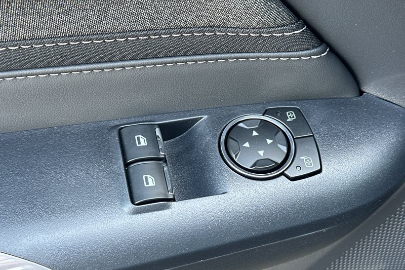 Ford Mustang Vehicle Full-screen Gallery Image 11