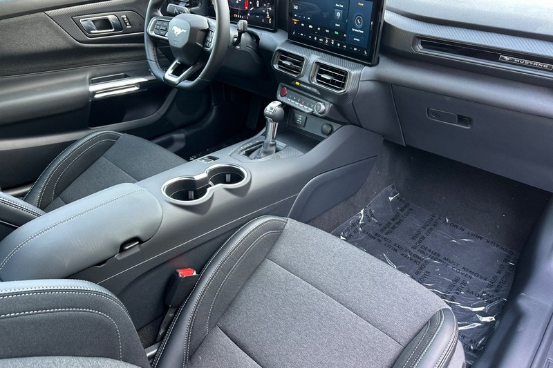 Ford Mustang Vehicle Full-screen Gallery Image 15