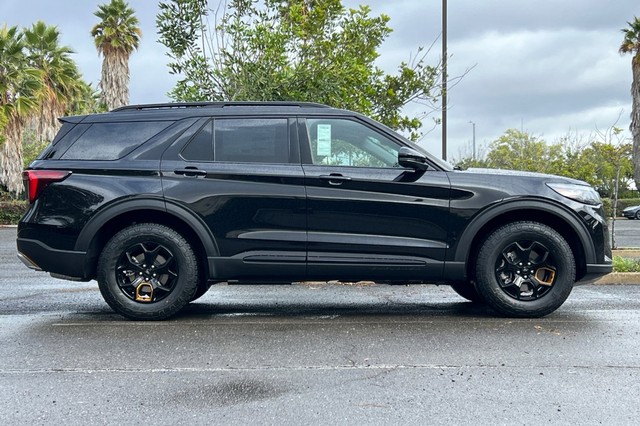 Ford Explorer Vehicle Full-screen Gallery Image 02