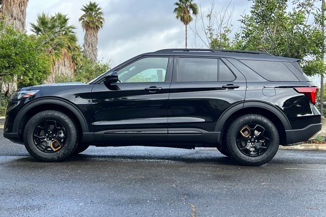 Ford Explorer Vehicle Full-screen Gallery Image 06