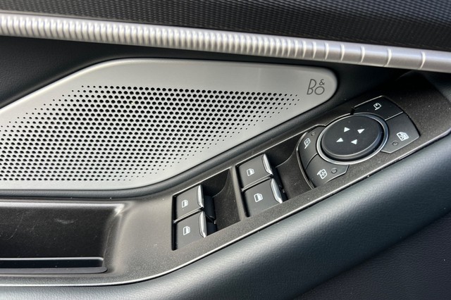 Ford Explorer Vehicle Full-screen Gallery Image 10