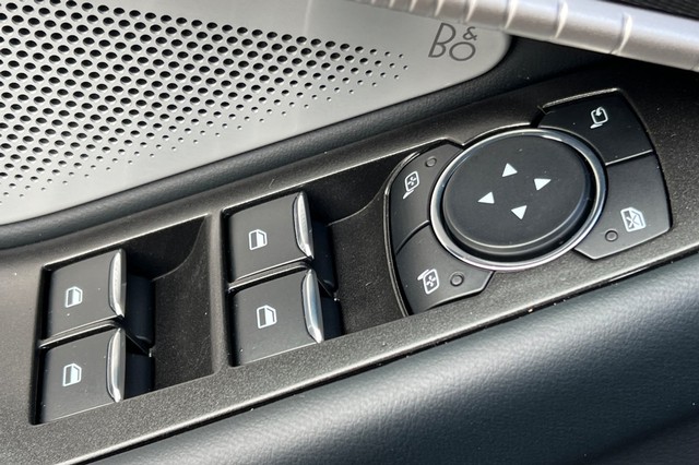 Ford Explorer Vehicle Full-screen Gallery Image 11