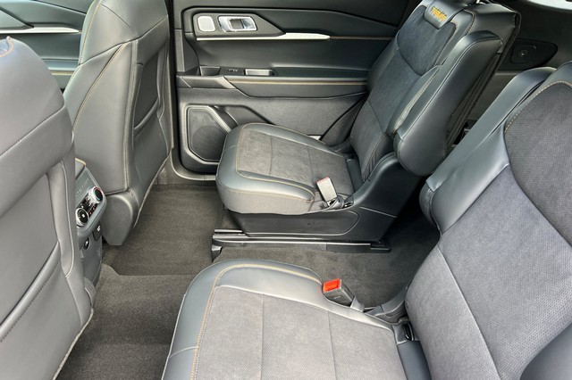 Ford Explorer Vehicle Full-screen Gallery Image 12