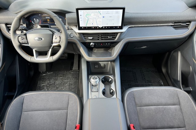Ford Explorer Vehicle Full-screen Gallery Image 13