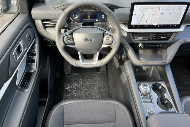 Ford Explorer Vehicle Full-screen Gallery Image 14