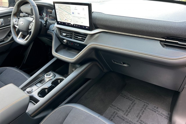 Ford Explorer Vehicle Full-screen Gallery Image 17