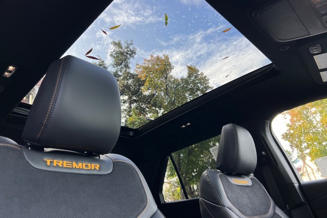 Ford Explorer Vehicle Full-screen Gallery Image 18