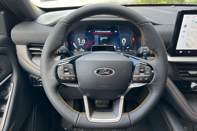 Ford Explorer Vehicle Full-screen Gallery Image 27