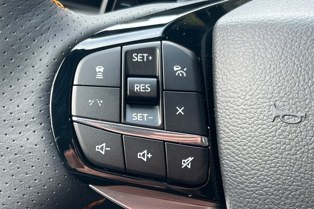 Ford Explorer Vehicle Full-screen Gallery Image 28