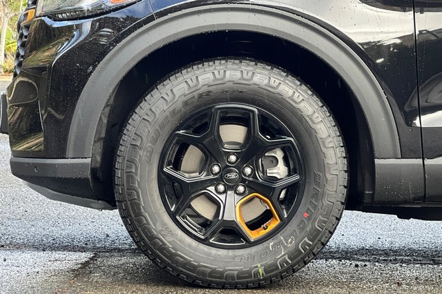 Ford Explorer Vehicle Full-screen Gallery Image 32