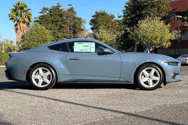 Ford Mustang Vehicle Full-screen Gallery Image 02