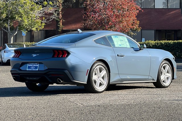 Ford Mustang Vehicle Full-screen Gallery Image 03