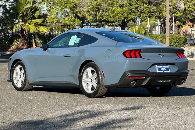 Ford Mustang Vehicle Full-screen Gallery Image 05
