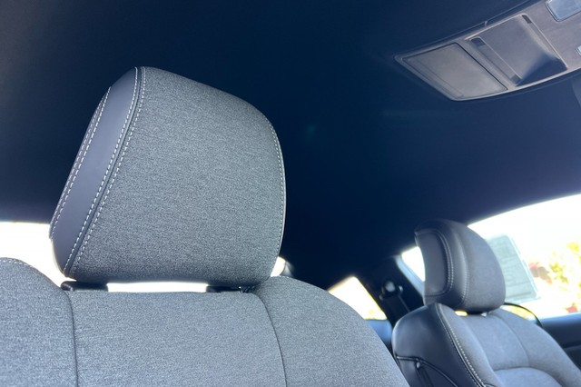 Ford Mustang Vehicle Full-screen Gallery Image 16