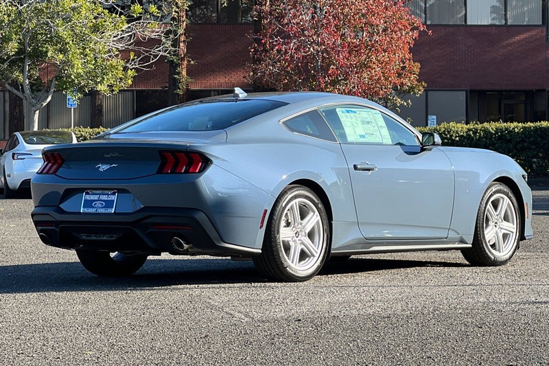 Ford Mustang Vehicle Full-screen Gallery Image 03