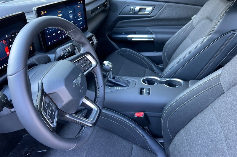 Ford Mustang Vehicle Full-screen Gallery Image 09