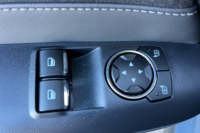 Ford Mustang Vehicle Full-screen Gallery Image 10