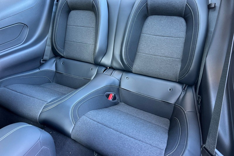 Ford Mustang Vehicle Full-screen Gallery Image 12