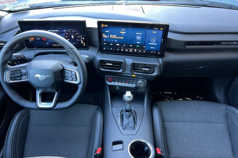 Ford Mustang Vehicle Full-screen Gallery Image 13