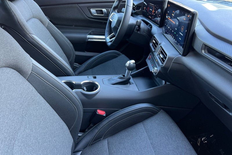 Ford Mustang Vehicle Full-screen Gallery Image 15