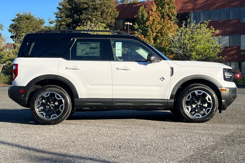 Ford Bronco Sport Vehicle Full-screen Gallery Image 02