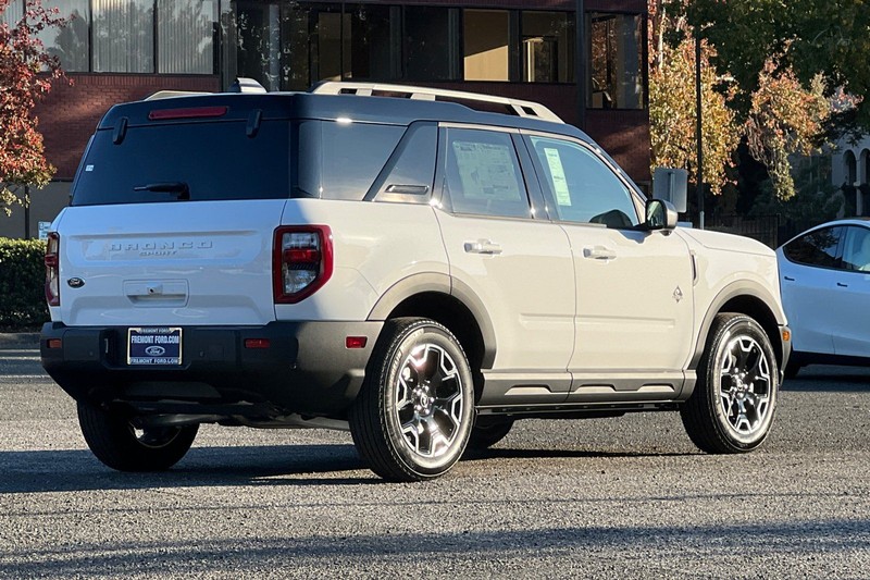 Ford Bronco Sport Vehicle Full-screen Gallery Image 03