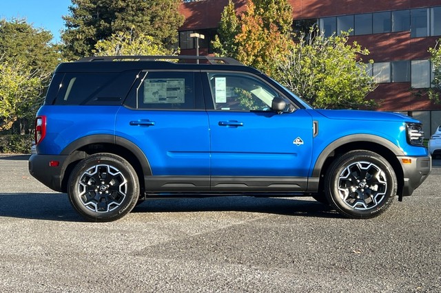 Ford Bronco Sport Vehicle Full-screen Gallery Image 02