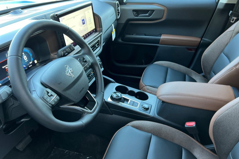 Ford Bronco Sport Vehicle Full-screen Gallery Image 09