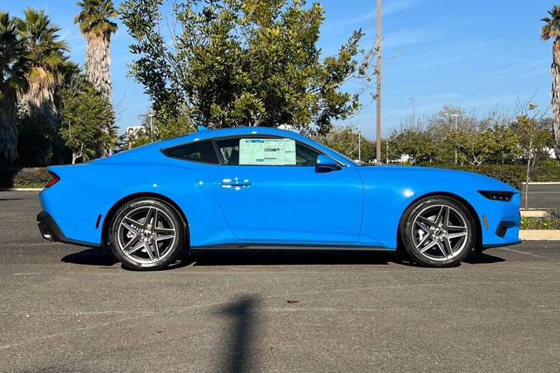 Ford Mustang Vehicle Full-screen Gallery Image 02