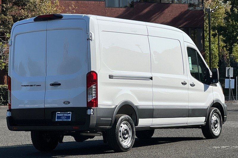 Ford Transit-250 Vehicle Full-screen Gallery Image 03