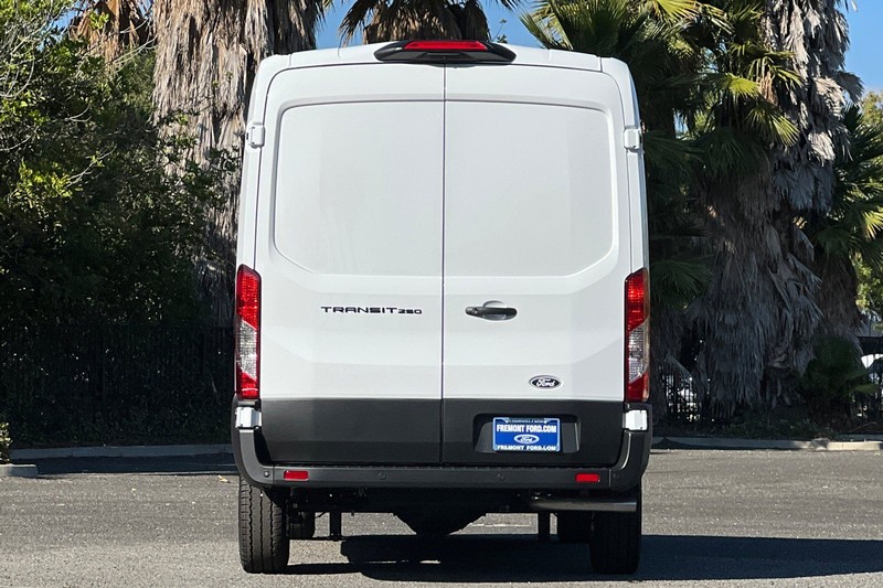 Ford Transit-250 Vehicle Full-screen Gallery Image 04