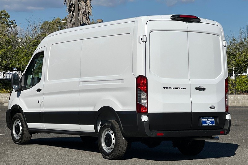 Ford Transit-250 Vehicle Full-screen Gallery Image 05