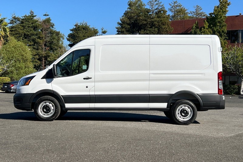 Ford Transit-250 Vehicle Full-screen Gallery Image 06