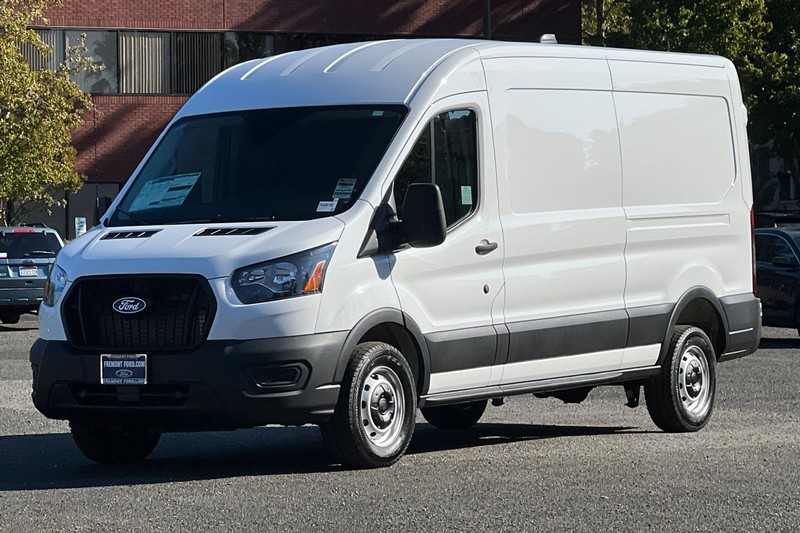 Ford Transit-250 Vehicle Full-screen Gallery Image 07
