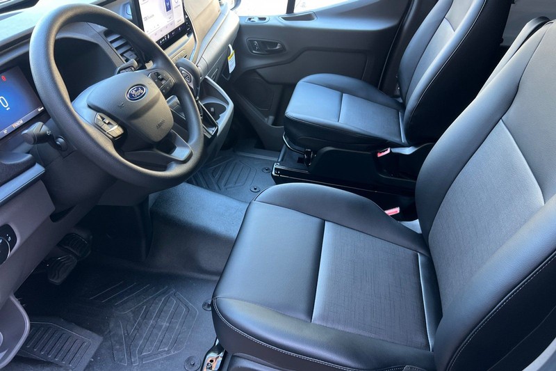 Ford Transit-250 Vehicle Full-screen Gallery Image 09