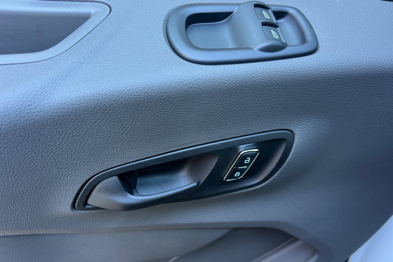 Ford Transit-250 Vehicle Full-screen Gallery Image 10
