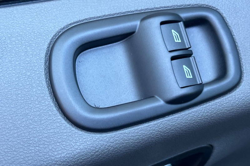 Ford Transit-250 Vehicle Full-screen Gallery Image 11