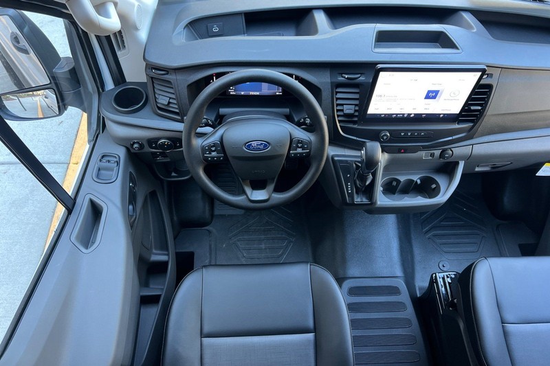 Ford Transit-250 Vehicle Full-screen Gallery Image 13