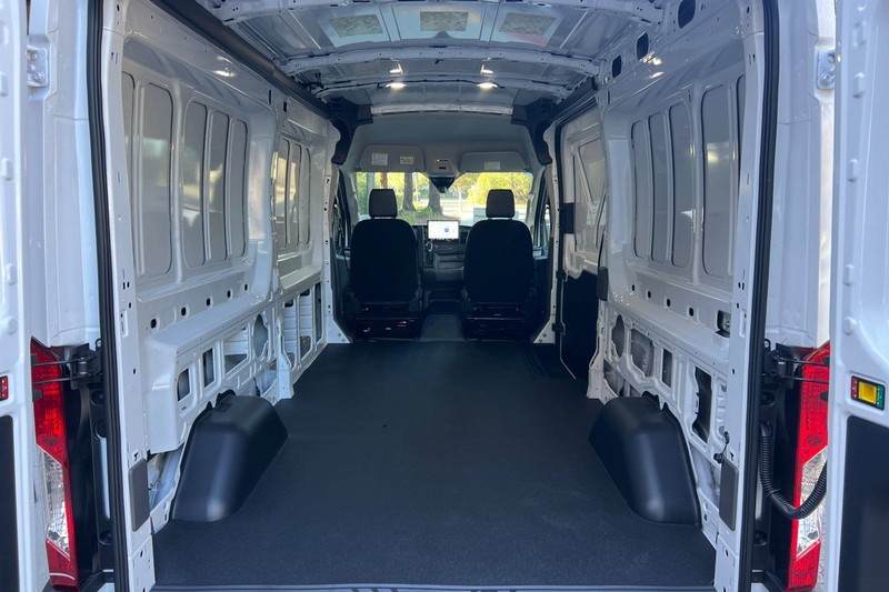 Ford Transit-250 Vehicle Full-screen Gallery Image 14