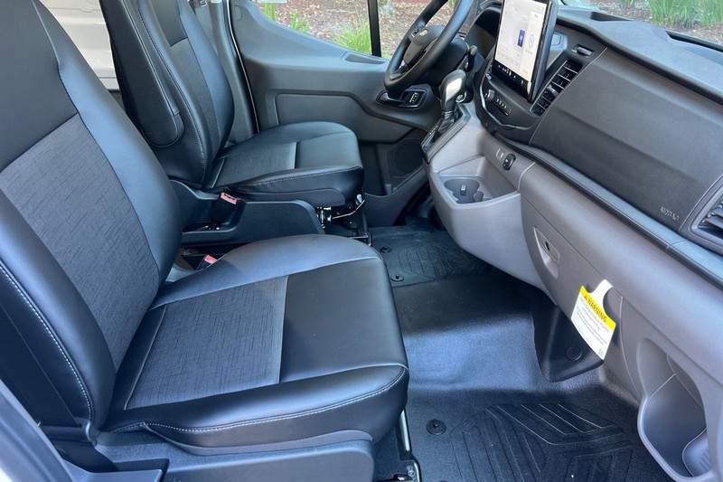 Ford Transit-250 Vehicle Full-screen Gallery Image 15