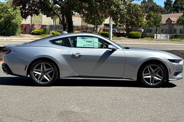 Ford Mustang Vehicle Full-screen Gallery Image 02