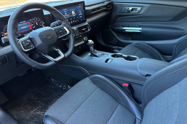 Ford Mustang Vehicle Full-screen Gallery Image 09